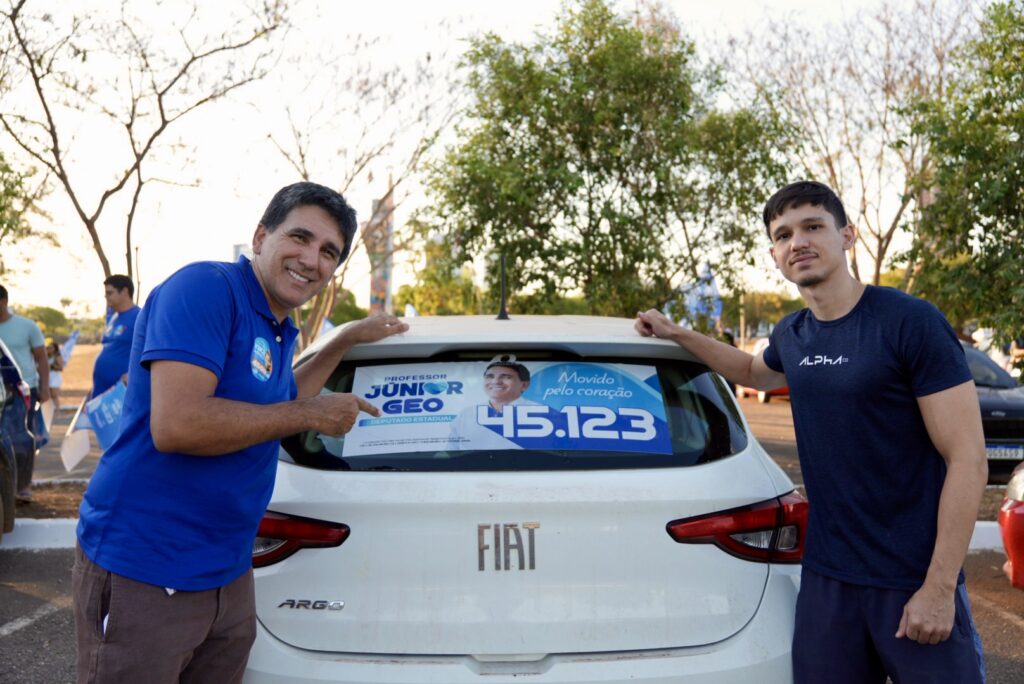 Apoiadores, amigos e familiares participam de adesivaço.