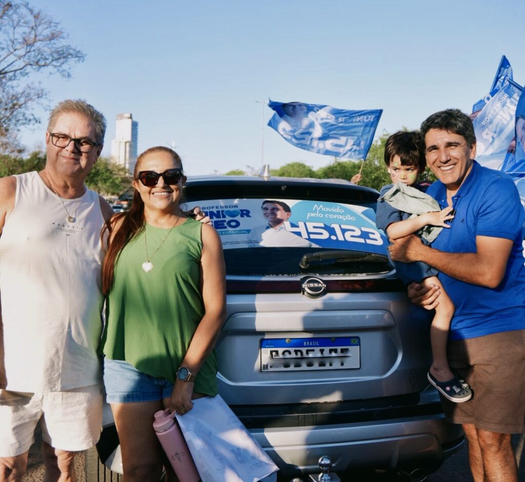 Adesivaço reuniu apoiadores no estacionamento do Espaço Cultural.